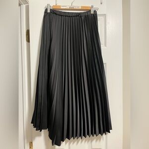 Uniqlo Black A-Line Pleated Skirt